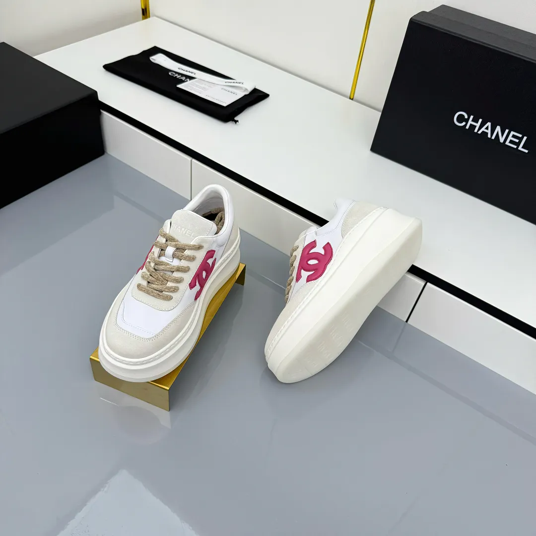 👟👟Ex-factory price 660👟👟 Top version! Chanel Chanel panda shoes! 2025 counter's top casual sports shoes. This classic design; the upper is electro-embroidered with a variety of techniques; the outsole is fashionable and sporty; the unusual inclusion of a variety of color matching elements... The diversified mix and match is very good-looking and versatile, and can be used for leisure, fashion, sports, and outdoor... ꫛꫀꪝ Go➫ Materials: ❶Upper made of: original imported first-layer silk cowhide + original waterproof cloth + original first-layer cowhide ❷Inner lining: Original Yangli+wang ❸ Outsole based on: Original TPU combination outsole Counter boutique packaging complete set for women 35–41